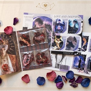 Könnte beinhalten: Ein Love and Deepspace Schreibwaren-Set bestehend aus einer Charakterkarte mit Krone und Schwert, vier kleinen roten herzförmigen Acryl-Anhängern in Plastikhüllen sowie zwei Bögen mit dekorativen Aufklebern und Charakter-Illustrationen.