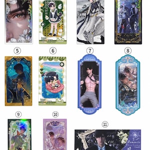 K&ouml;nnte beinhalten: Eine Sammlung von elf dekorativen Lesezeichen mit Illustrationen im Anime-Stil. Die Lesezeichen zeigen verschiedene m&auml;nnliche Charaktere in verschiedenen Posen und Umgebungen, mit leuchtenden Farben und detaillierten Kunstwerken. Einige enthalten Text.