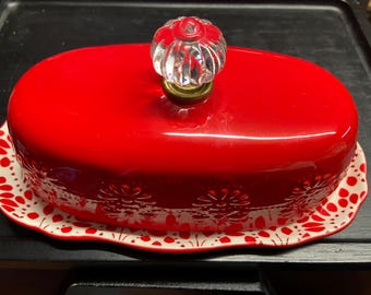 Mantequera Pioneer Woman con asa adornada con joyas rojas y blancas