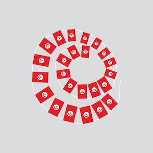 Op de afbeelding: Een spiraalvormige opstelling van rode vlaggen, elk met een witte cirkel met een maan en ster, tegen een lichtgrijze achtergrond. De vlaggen zijn verbonden door een witte lijn, waardoor een decoratief ontwerp ontstaat.