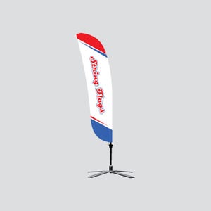 Peut inclure: Un drapeau publicitaire vertical en forme de plume avec un fond blanc, une section supérieure rouge et une section inférieure bleue. Le texte String Flags est imprimé en rouge avec un contour bleu au centre. Monté sur un pied de mât noir.