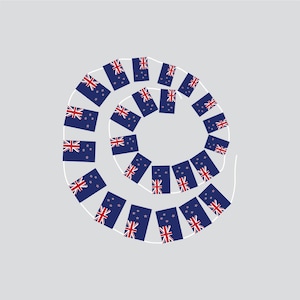 Op de afbeelding: Een spiraalvormige opstelling van Nieuw-Zeelandse vlaggen op een lichtgrijze achtergrond. Elke vlag is rechthoekig, met een donkerblauw veld, de Union Jack in de linkerbovenhoek en vier rode sterren. De vlaggen zijn verbonden door een witte lijn.