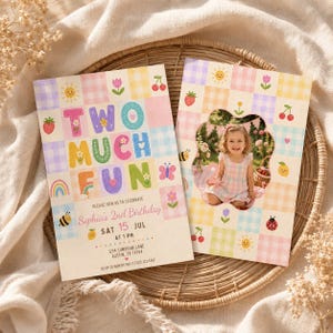 Pode incluir: Dois cartões de convite de aniversário retangulares com um padrão xadrez pastel e ilustrações de morangos, cerejas, abelhas, flores e arco-íris. O texto diz Two Much Fun, Sophia's 2nd Birthday, Sat 15 Jul at 1 PM.