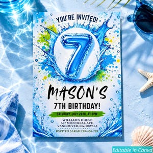 Op de afbeelding: Een rechthoekige verjaardagsuitnodigingskaart met een groot blauw cijfer 7 omringd door een waterspat-effect. De tekst luidt: YOU'RE INVITED! MASON'S 7TH BIRTHDAY! SATURDAY, JULY 28TH, AT 2PM, WILLIAM'S HOUSE, 567 MONTREAL AVE, VANCOUVER, CA, D8V5L8, RSVP TO SARAH 123-456-789.