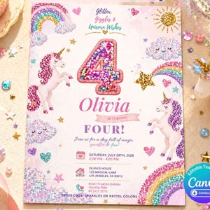Peut inclure: Une carte d'invitation d'anniversaire rectangulaire avec deux licornes blanches aux crinières roses, des arcs-en-ciel, un soleil doré et des nuages scintillants. Le chiffre 4 est affiché au centre, rempli de paillettes colorées. Texte : Olivia is turning four.
