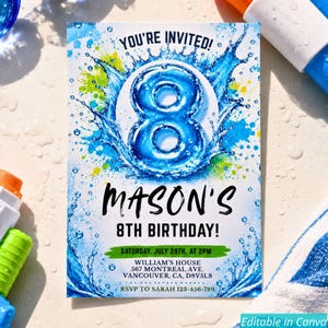 Könnte beinhalten: Eine rechteckige Einladungskarte mit einer großen blauen Zahl 8 im Wasserthema, umgeben von blauen und grünen Wasserspritzern. Der Text lautet: YOU'RE INVITED! MASON'S 8TH BIRTHDAY! SATURDAY, JULY 28TH, AT 2PM, WILLIAM'S HOUSE, 567 MONTREAL AVE.