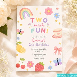 以下が含まれることがあります： TWO much FUN!およびEmma's 2nd Birthdayというテキストが記載された白い誕生日招待状。虹、花、ティーカップ、レモン、サクランボ、イチゴ、蝶、ピンクのリボンのカラフルなイラストが描かれています。