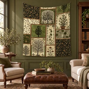 Peut inclure: Une tapisserie murale rectangulaire présentant un motif patchwork composé de diverses illustrations botaniques. Les panneaux affichent des arbres, des plantes à fleurs et des motifs floraux complexes dans des tons vert forêt, crème, noir et brun.