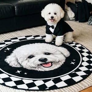 Może przedstawiać: Biały pies Bichon Frise w czarnym smokingu i muszce siedzi na okrągłym legowisku dla psa. Legowisko ma czarno-białą szachownicę i centralny obraz pyska psa Bichon Frise. Pies ma na sobie smoking.