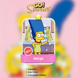 Pode incluir: Um cartão colecionável digital apresentando Marge Simpson com seu característico cabelo azul alto, pele amarela e vestido verde. O cartão exibe o texto GO! SIMPSONS no topo, um emblema NEW e o nome Marge em uma faixa rosa na parte inferior.