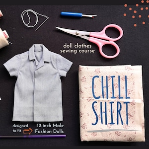 以下が含まれることがあります： 人形の服を作るための裁縫キット。青と白のストライプのシャツ、"Chill Shirt"と印刷された生地、糸巻き2個、ピンクのハサミ、針通し、ピンセット、ボタンの詰め合わせが含まれています。このキットは、30.5cmのファッションドールに合うように設計されています。