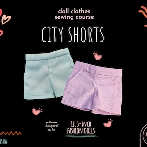 Op de afbeelding: Twee paar poppenbroeken, een lichtblauw en een lavendel, ontworpen voor 29,2 cm modepoppen. De tekst "doll clothes sewing course CITY SHORTS" staat bovenaan de afbeelding.