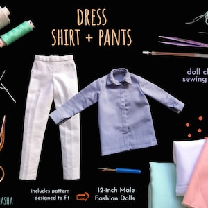 Puede incluir: Un kit de costura para hacer ropa de muñecas, que incluye una camisa blanca, un pantalón blanco y recortes de tela en rosa, blanco y azul claro. El kit también incluye agujas de coser, hilo, tijeras y pinzas. El texto "DRESS SHIRT + PANTS" está en la parte superior de la imagen. El texto "includes pattern designed to fit 12-inch Male Fashion Dolls" está en la parte inferior de la imagen. El texto "doll clothes sewing course" está en la esquina superior derecha de la imagen.
