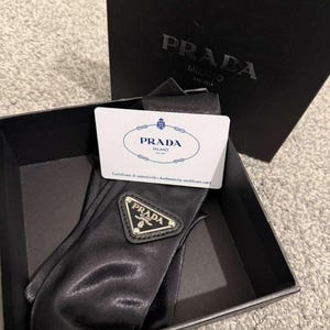 Lyxig svart läderslips med triangellogotyp – minimalistisk designerstil och formell slips – elegant smal slips, present till män