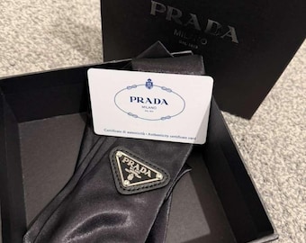 Cravatta di lusso in pelle nera con logo triangolare – Stile minimalista e raffinato – Cravatta elegante e sottile, regalo perfetto per uomo