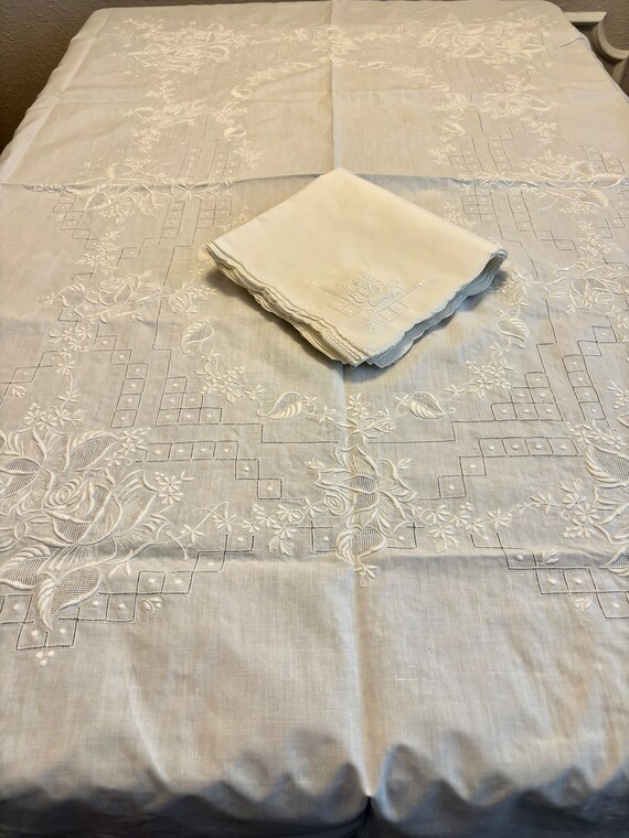Vintage Hand Embroidered Scallop Edged Tablecloth Vintage Hand Embroidered Scallop Edged Tablecloth