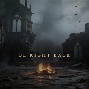 Op de afbeelding: Een digitale afbeelding met de tekst BE RIGHT BACK in gouden letters, gecentreerd boven een donkere, sfeervolle sc&egrave;ne van een vervallen stenen kathedraal met gotische bogen, mistige grijze luchten en een fel oranje kampvuur op de grond.