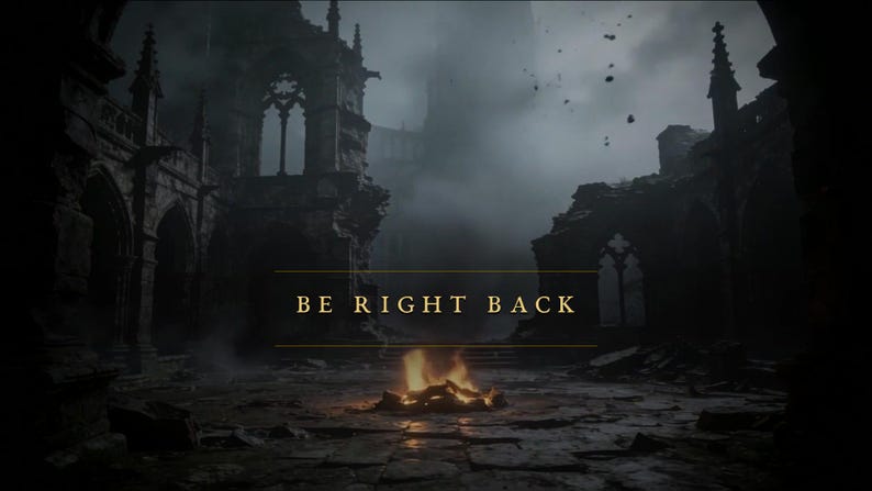 Op de afbeelding: Een digitale afbeelding met de tekst BE RIGHT BACK in gouden letters, gecentreerd boven een donkere, sfeervolle sc&egrave;ne van een vervallen stenen kathedraal met gotische bogen, mistige grijze luchten en een fel oranje kampvuur op de grond.