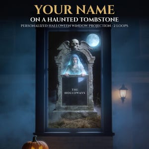 Könnte beinhalten: Eine digitale Halloween-Fensterprojektion mit einem steinernen Grabstein, der oben mit einem Totenkopf verziert ist und hinter dem eine geisterhafte Gestalt erscheint. Der Text lautet: YOUR NAME ON A HAUNTED TOMBSTONE, PERSONALIZED HALLOWEEN WINDOW PROJECTION, 2 LOOPS, THE HOLLOWAYS.