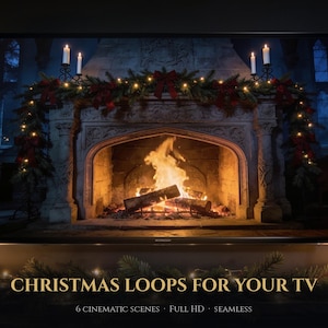 Op de afbeelding: Een televisiescherm met een open haard met brandend vuur, versierd met dennenslingers, rode strikken en brandende kaarsen. De tekst luidt: CHRISTMAS LOOPS FOR YOUR TV, 6 CINEMATIC SCENES, FULL HD, SEAMLESS. Twee kaarsen staan op het oppervlak.