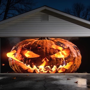 Può includere: Un grande murale per porta da garage raffigurante una zucca gigante e luminosa con un'espressione minacciosa, denti affilati e fiamme arancioni brillanti che emanano dagli occhi e dalla bocca su uno sfondo nero notturno.