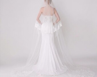 Vintage Lace Bridal Veil, Cathedral Length Floral Mantilla, Soft Tulle Wedding Hair Accessory, Elegant Scalloped Edge Headpiece for Bride