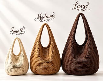 Puede incluir: Tres bolsos hobo de ganchillo dispuestos por tamaño, etiquetados como Small, Medium y Large. El bolso pequeño es crema, el mediano es color canela y el grande es marrón oscuro. Cada bolso presenta un asa integrada y un patrón de punto texturizado.