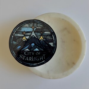 Adesivo Città delle Stelle / Adesivo in vinile impermeabile / Adesivo per appassionati di libri / Adesivo per lettori di fantasy / Adesivo per laptop, Kindle e borraccia