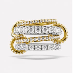 Puede incluir: Un conjunto de cuatro anillos entrelazados. Dos anillos son dorados, incrustados con pequeñas piedras brillantes. Los otros dos anillos son plateados, cada uno con una fila de gemas claras más grandes. Los anillos están interconectados.