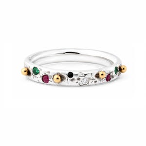Bague en or jaune massif 10 carats ornée de pierres précieuses multicolores (rubis, émeraude, spinelle noir et diamant), sertie sur un anneau en argent sterling martelé.