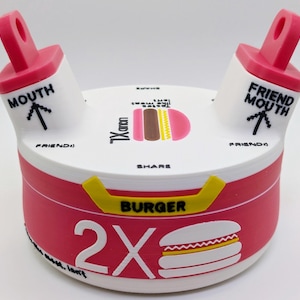 K&ouml;nnte beinhalten: Ein Set aus drei Keramikbechern mit gesprenkelter, matter Oberfl&auml;che. Die Becher sind in den Farbt&ouml;nen Creme, Hellgrau und Dunkelgrau gehalten. Jeder Becher hat ein schlichtes, modernes Design und einen abgerundeten Henkel. Die Becher sind aufeinander gestapelt.