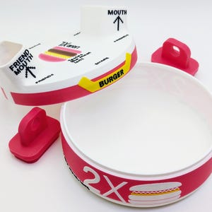 K&ouml;nnte beinhalten: Ein Set aus drei Keramikbechern mit gesprenkelter, matter Oberfl&auml;che. Die Becher sind in den Farbt&ouml;nen Creme, Hellgrau und Dunkelgrau gehalten. Jeder Becher hat ein schlichtes, modernes Design und einen abgerundeten Henkel. Die Becher sind aufeinander gestapelt.