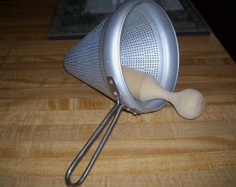 Vintage Küchen Aluminium Sieb & Holz Stampfer