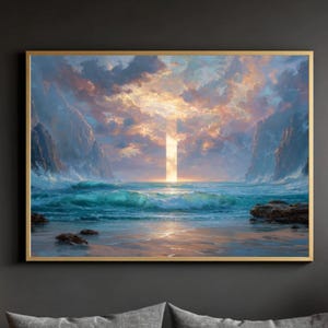 Puede incluir: Una pintura de paisaje enmarcada representa una escena costera con una fuente de luz vertical y brillante. La obra de arte tiene un marco dorado y se exhibe sobre una cama con ropa de cama gris. La habitación tiene paredes de color gris oscuro y detalles en madera.