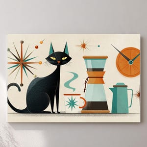 Puede incluir: Una impresión en lienzo con un gato negro, equipo para preparar café y un reloj. El gato tiene ojos amarillos y está sentado. La cafetera es azul claro y marrón. El reloj es naranja. La impresión tiene un estilo moderno de mediados de siglo.
