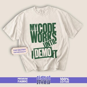 La mia email "My Code Works Until I Demo It Tee" - Maglietta grafica vintage con umorismo tecnologico da programmatore.