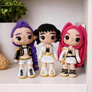 Puede incluir: Un juego de tres tazas de cerámica con un acabado moteado y mate. Cada taza presenta un color diferente: azul claro, crema y gris. Las tazas tienen un diseño simple y moderno y un asa cómoda.