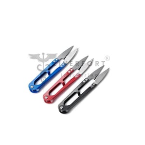 Puede incluir: Tres tijeras cortahilos en azul, rojo y negro. Cada tijera tiene una cuchilla puntiaguda y un mango con un orificio para el dedo. Las cuchillas son plateadas y los mangos son de colores lisos. Las tijeras están dispuestas en diagonal sobre un fondo blanco.