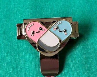 MediMäuse MediClip Pilli | Stiftehalter Pillen Design | Kasack Zubehör Pflege OP Arzt | Geschenk Krankenschwester Medical Clip