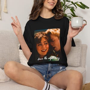 アリーとディーンのダンスシーンTシャツ、オフキャンパスグッズ、ダンス・ザ・ナイト・アウェイの歌詞、ヴィンテージ映画カップルTシャツ、コンフォートカラーズ