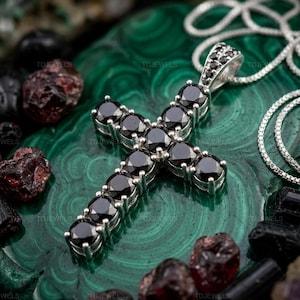 Ciondolo a croce con diamante sintetico taglio rotondo da 1 carato, placcato in oro bianco 14 carati.