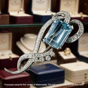 Broche victoriano chapado en oro blanco de 14 quilates con aguamarina sintética de 2 quilates talla esmeralda.