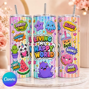 Pode incluir: Três copos cilíndricos com canudos de metal sobre um fundo de listras verticais coloridas. O design inclui gráficos de desenhos animados de cacto, panda, melancia, sorvete, chá de bolhas, rosquinha e monstro roxo com balões de texto SQUEEZY TIME, SQUISHY FUN, SWEET VIBES, LIVING MY HAPPY WORLD, BLOOP, BOUNCE e GOOD MOOD.
