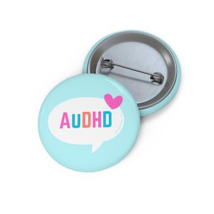 Botón/pin de estilo esmaltado con diseño de bocadillo de diálogo del Trastorno por Audición y Discapacidad Auditiva (AUDHD)