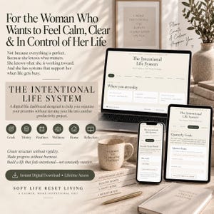 以下が含まれることがあります： ノートパソコン、タブレット、スマートフォンに表示されたThe Intentional Life Systemというデジタルライフダッシュボード。A CALMER YOU A BRIGHTER TOMORROWと書かれたセラミックマグと、DISCIPLINE CREATES FREEDOMと書かれたノート。