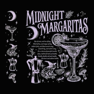 Op de afbeelding: Een zwart grafisch ontwerp met de tekst Midnight Margaritas in een gestileerd lettertype. De illustratie bevat een groot margaritaglas, een kikker met een heksenhoed, mokkapotten, maansikkels, sterren, paddenstoelen en een poëtisch vers.