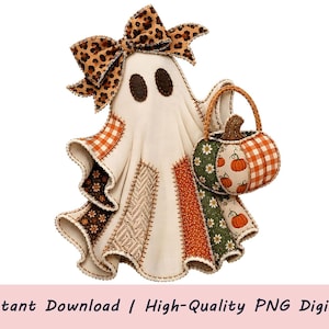 Op de afbeelding: Een stoffen spookdecoratie met een crèmekleurig lichaam bestaande uit patchworkpanelen in oranje gingham, bruine bloemen en visgraatpatronen. Het spook draagt een strik met luipaardprint en draagt een klein pompoenvormig mandje met oranje pompoenen.