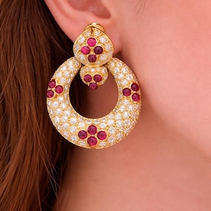 以下が含まれることがあります： 蓋付きのセラミックキャニスター3個セット。キャニスターは白地に青い花柄。一番大きいものは高さ20cm、中くらいは18cm、一番小さいものは15cmです。