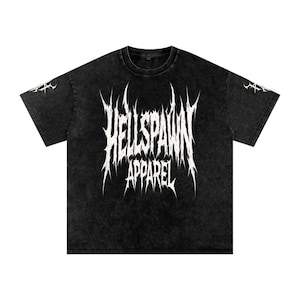 Può includere: T-shirt nero con la scritta bianca "HELLSPAWN APPAREL" in un carattere gotico. La maglietta ha un aspetto invecchiato e vintage. Piccoli disegni bianchi sulle maniche. Una maglietta grafica.