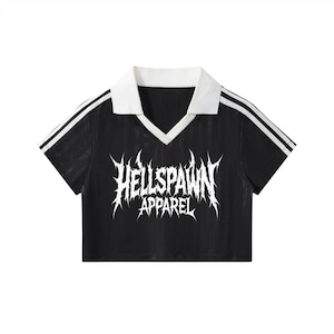 Könnte beinhalten: Rustikales Holzschild mit dem Text "Welcome to our home" in weißer Schrift. Das Schild hat eine Used-Optik und ein schlichtes, einladendes Design, perfekt für eine Veranda oder einen Eingangsbereich.